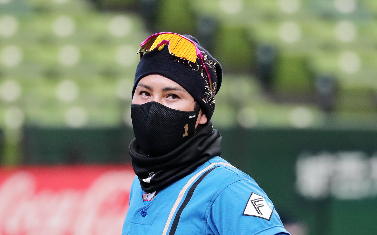 試合前練習を見つめる日本ハム新庄監督（撮影・鈴木正人）