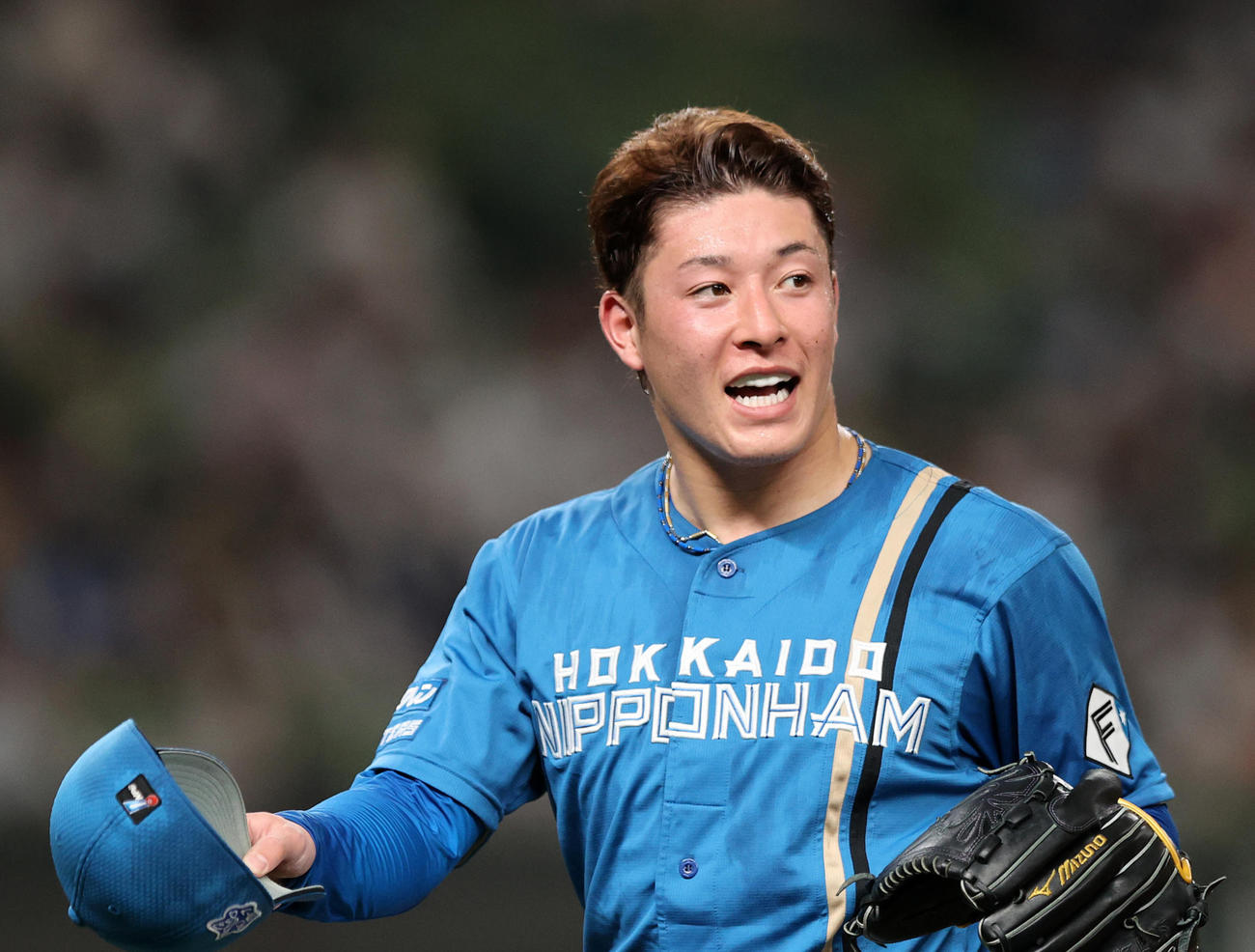 2回裏、西武の攻撃を抑えベンチに引き揚げる日本ハム吉田（撮影・鈴木正人）