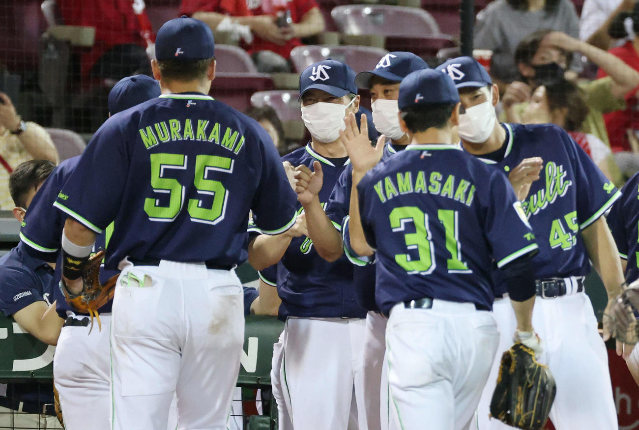 広島に快勝したナインを迎える高津監督（中央）（撮影・加藤孝規）