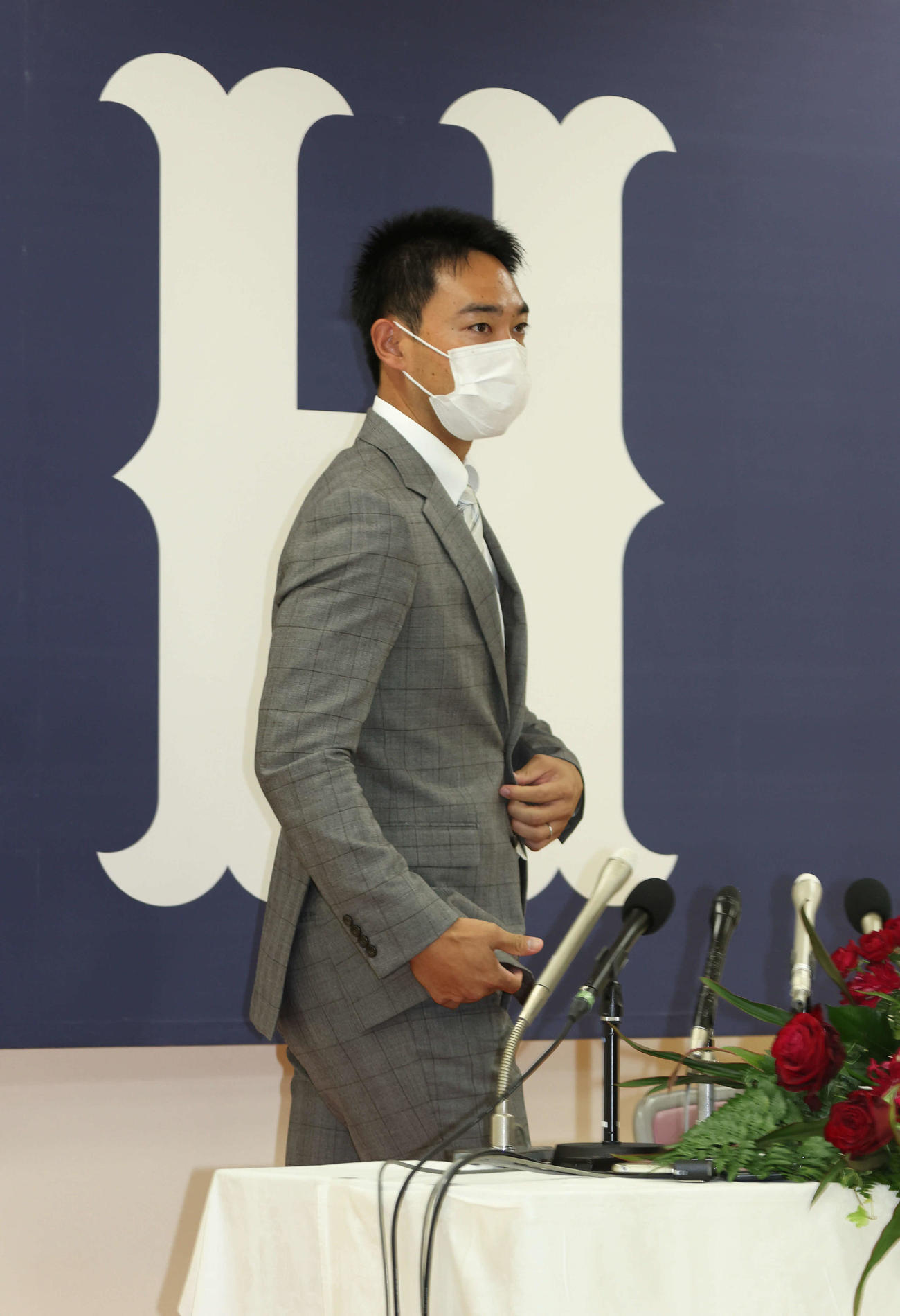 広島への入団を決め、会見をする秋山（撮影・加藤孝規）