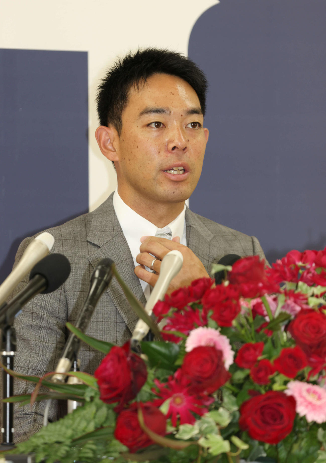 広島への入団を決め、会見をする秋山（撮影・加藤孝規）