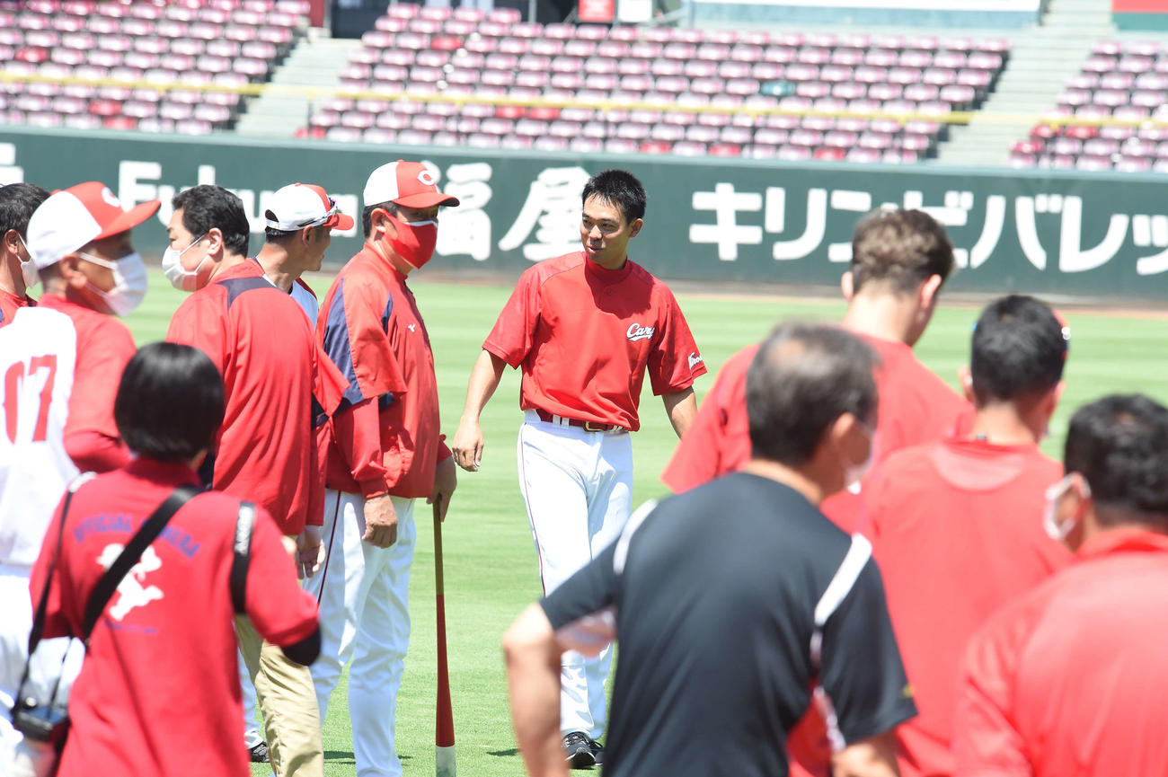 この日、入団会見を行った広島秋山翔吾は試合前練習に参加した（左は佐々岡監督）