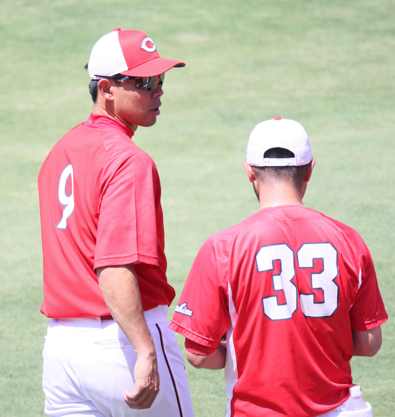 広島対ヤクルト　試合前練習で菊池涼と話す秋山（右）（撮影・加藤孝規）