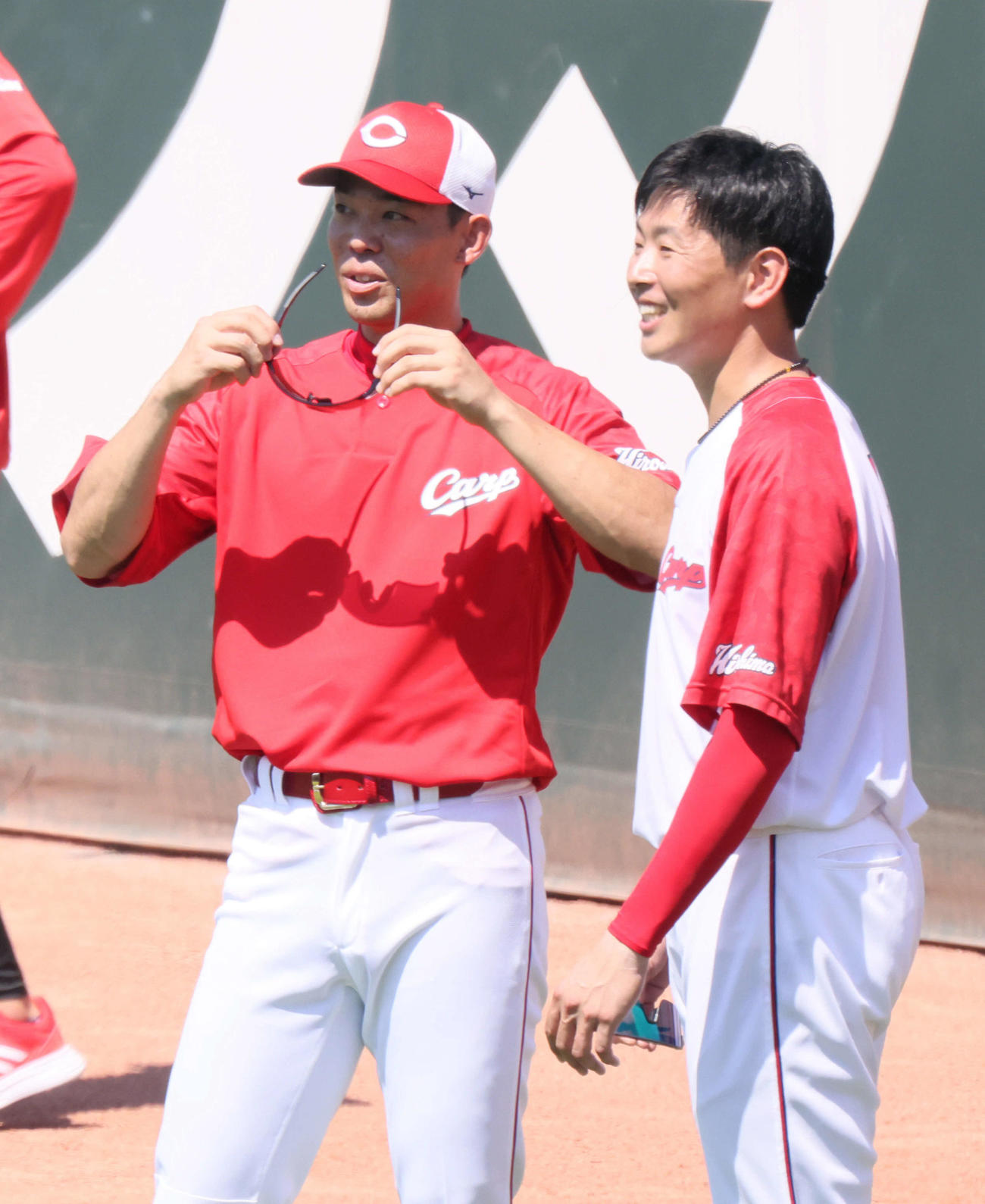 広島対ヤクルト　試合前練習で選手会長の大瀬良と話し合う秋山（左）（撮影・加藤孝規）