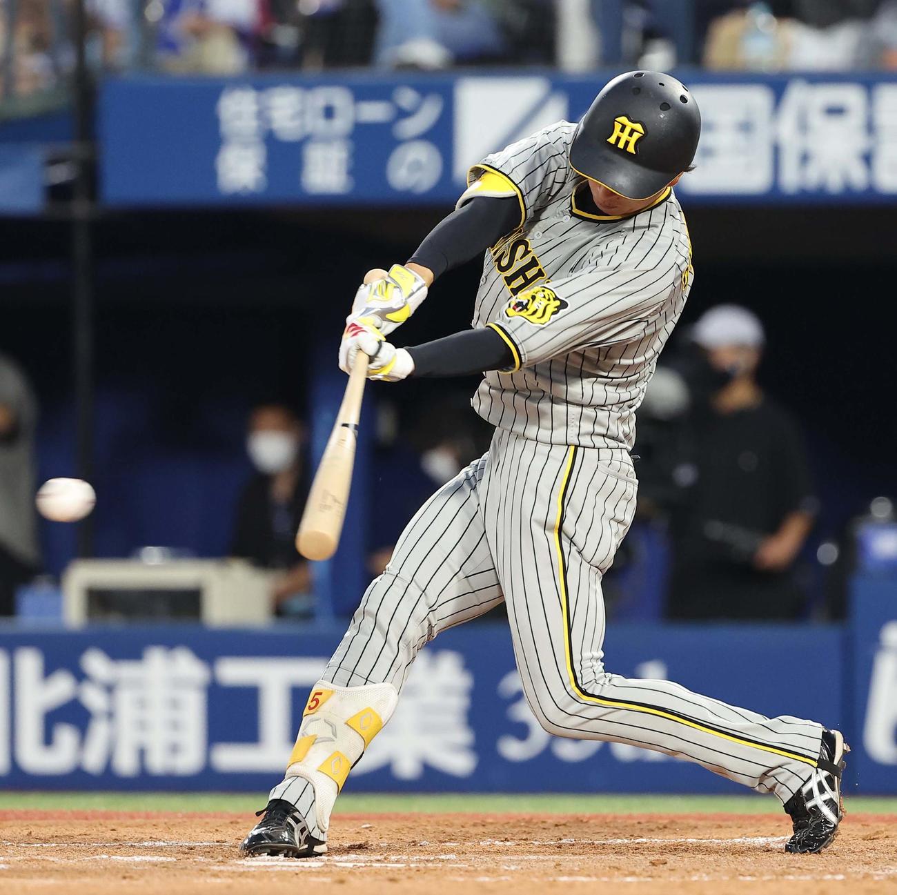 DeNA対阪神　3回表阪神2死、近本は中前安打を放つ（撮影・上田博志）