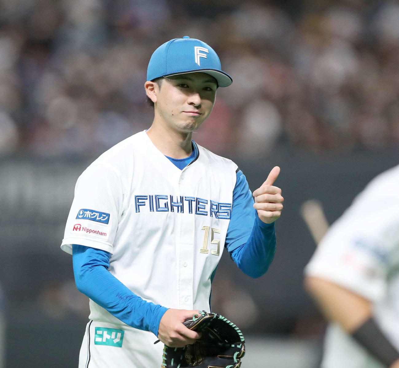 サムアップする日本ハム上沢上沢直之（2022年6月10日撮影）