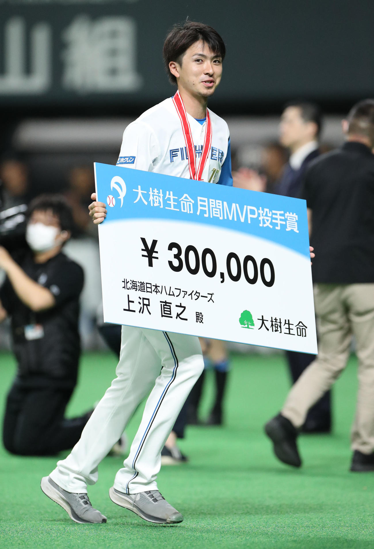 5月の月間MVPの表彰を受ける日本ハム上沢（2022年6月18日撮影）