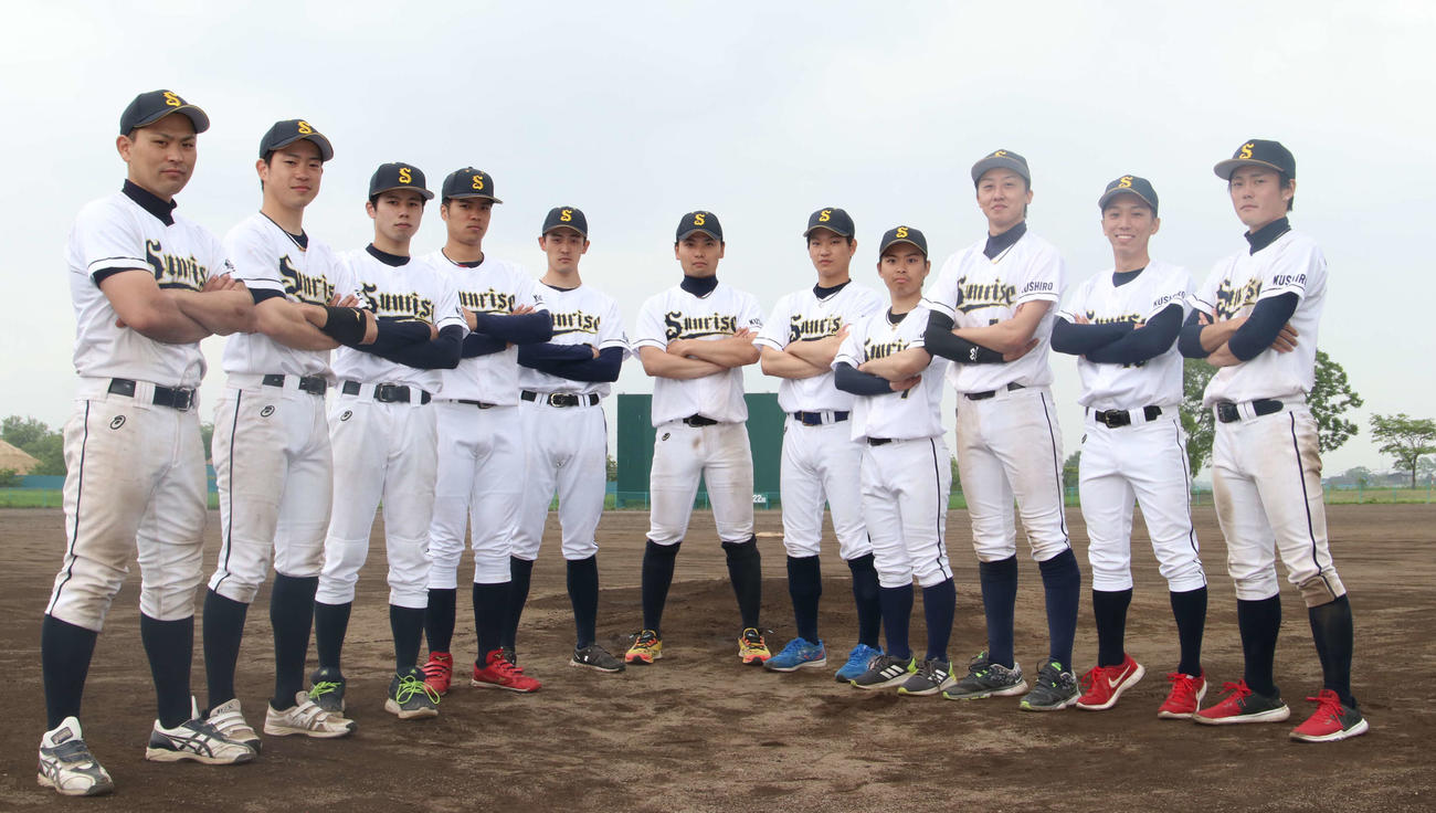 前田選手兼任監督（中央）を中心に、創部1年目初の公式戦に挑む東北海道サンライズの選手たち（撮影・山崎純一）