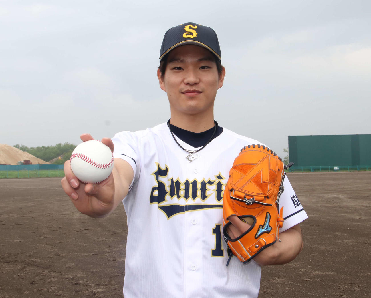 ボールを握りポーズをとる東北海道サンライズの主戦・堀籠（撮影・山崎純一）
