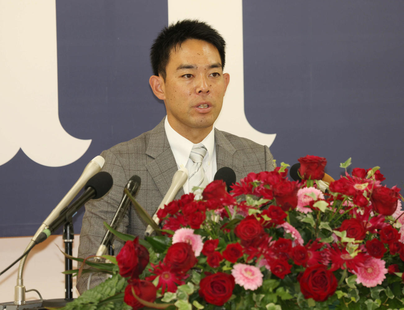広島への入団を決め、会見する秋山（撮影・加藤孝規）