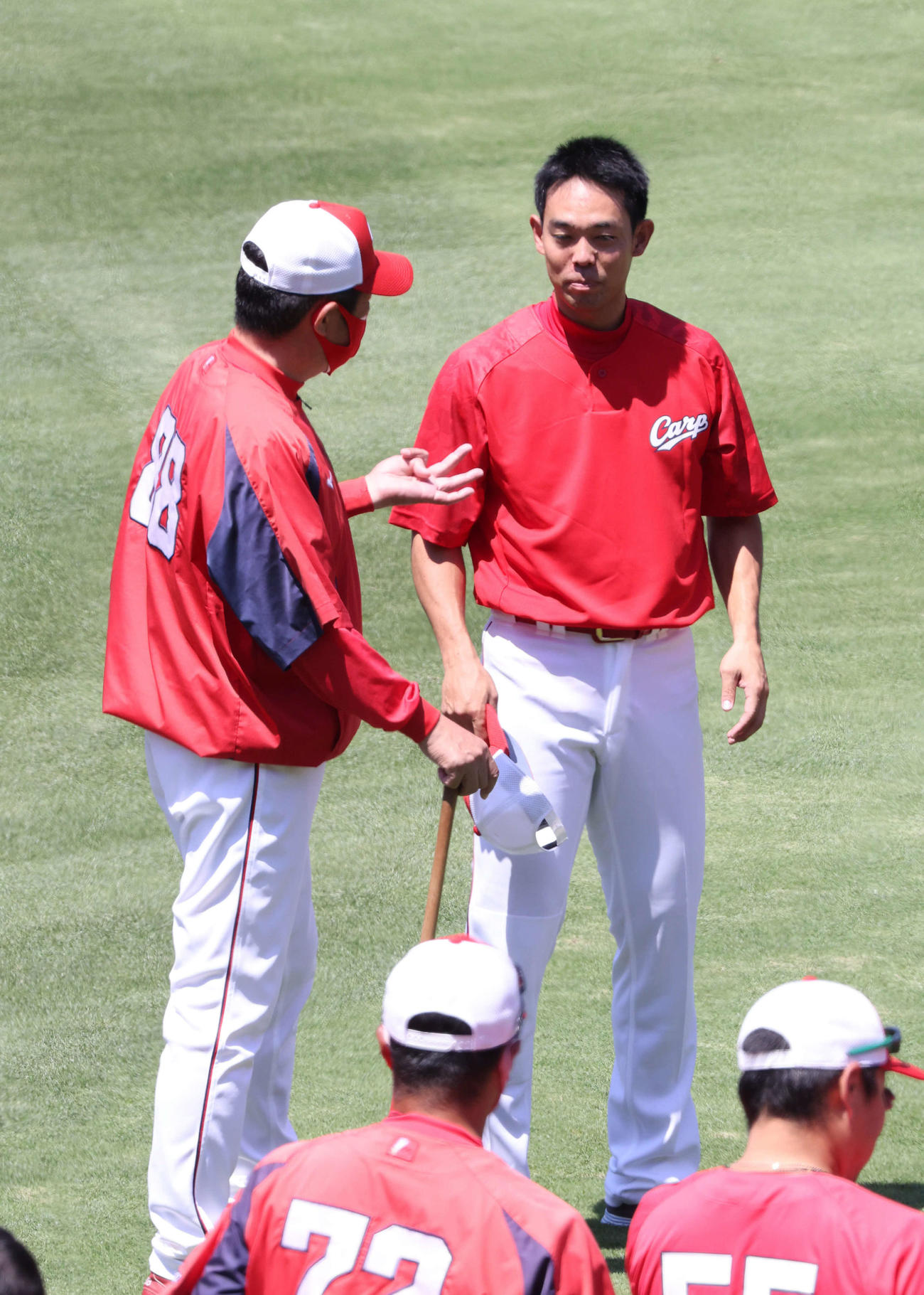 広島対ヤクルト　試合前練習で佐々岡監督（左）と話し合う秋山（撮影・加藤孝規）