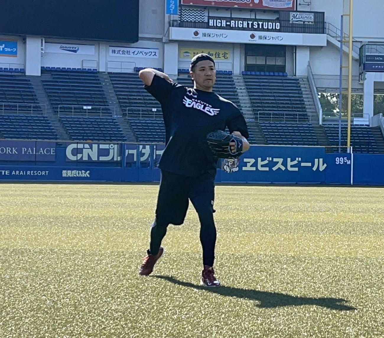 ZOZOマリンでキャッチボールをして調整する楽天田中将（楽天野球団提供）