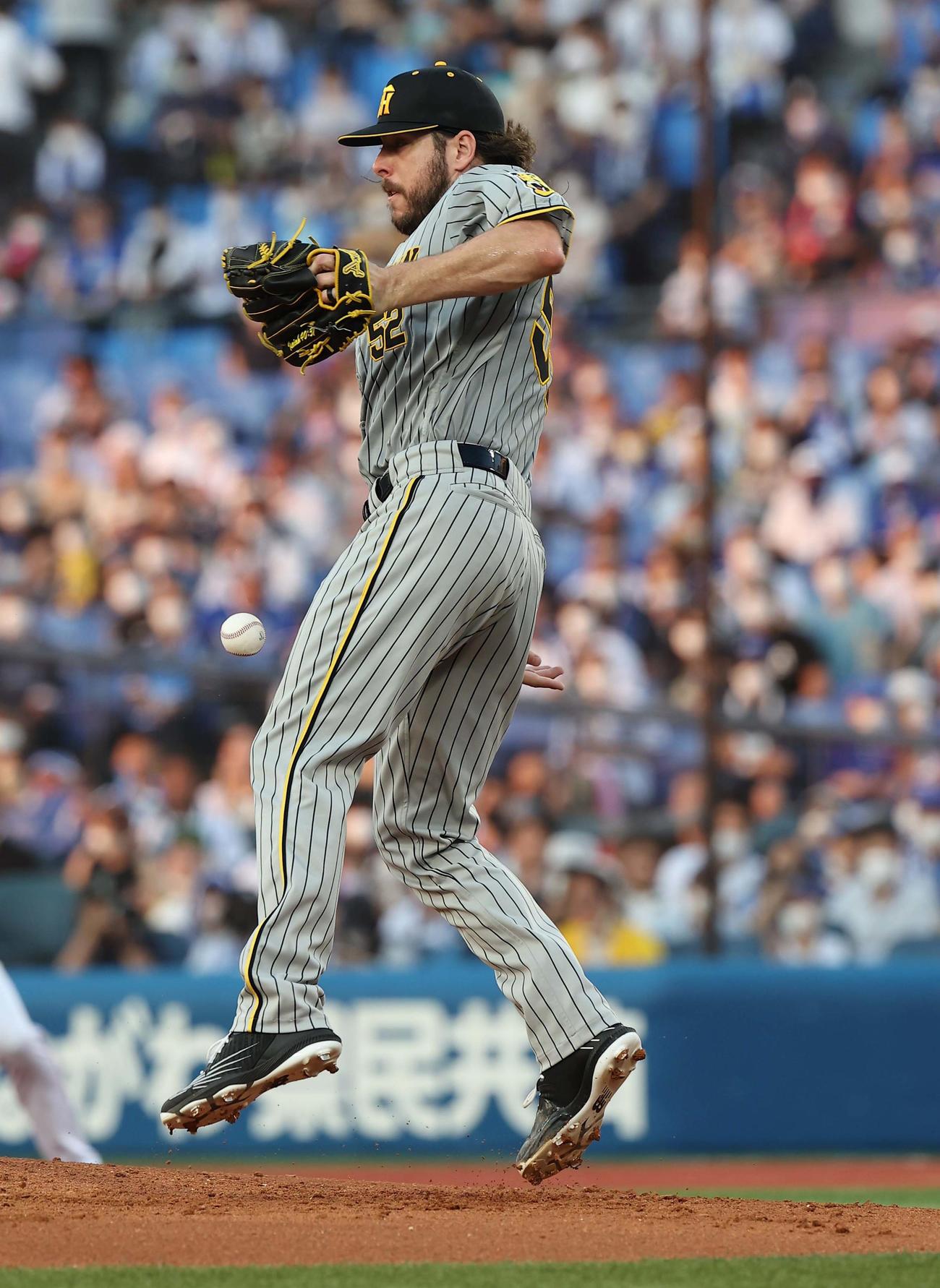DeNA対阪神　1回裏DeNA無死一、三塁、ウィルカーソンは牧の打球を体に受けるも一走佐野を二塁で封殺する（撮影・上田博志）
