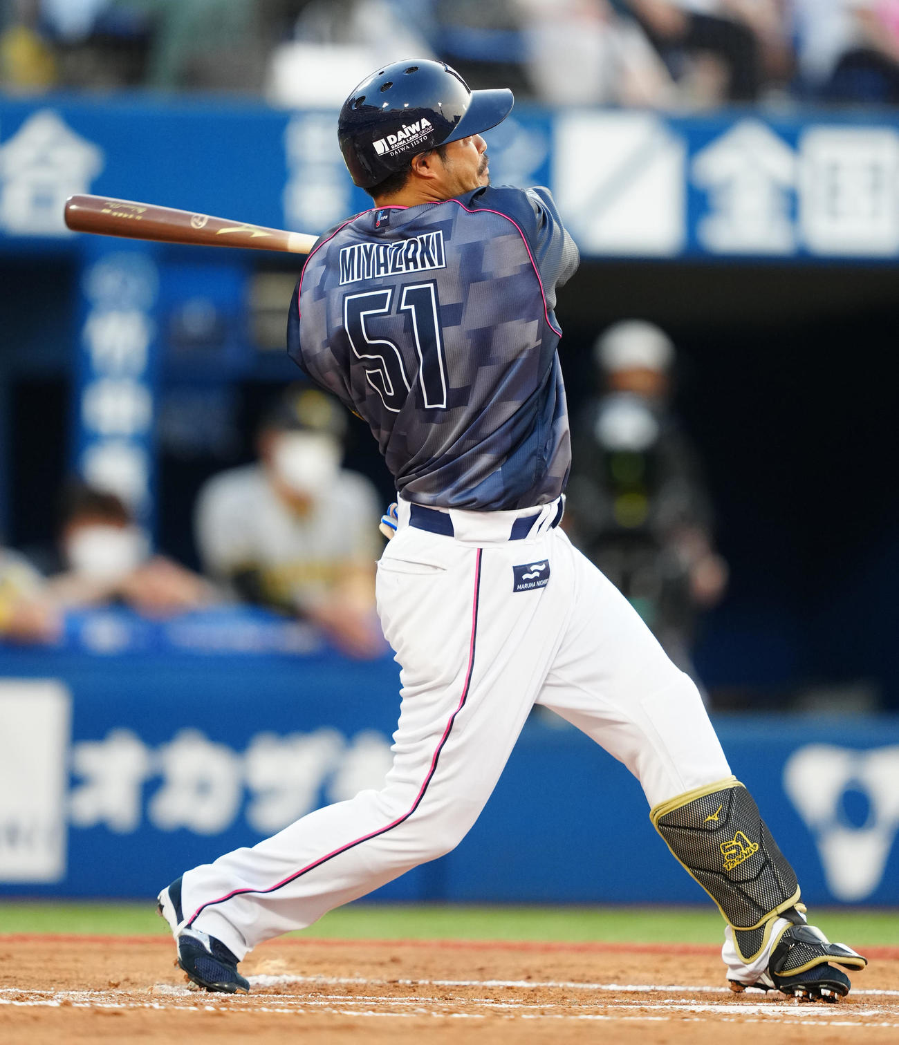 DeNA対阪神　1回裏DeNA1死一、三塁、2点適時二塁打を放つ宮崎（撮影・江口和貴）