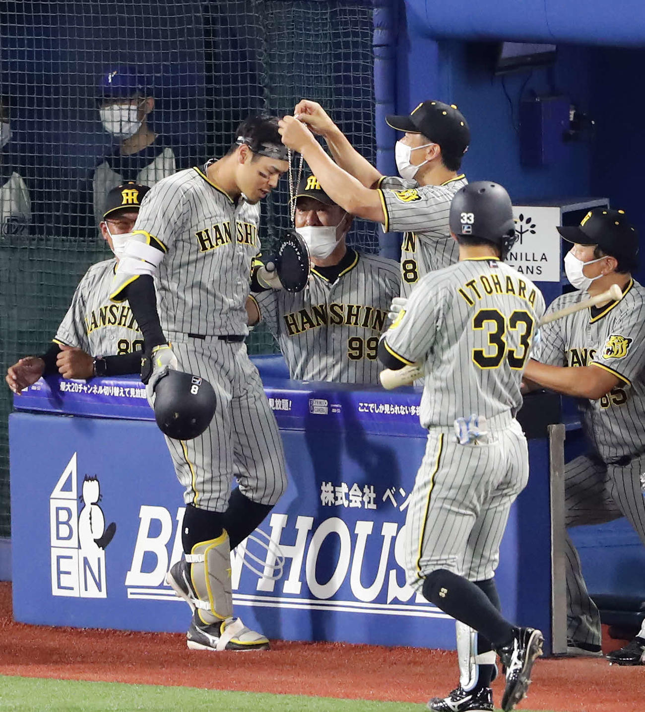 DeNA対阪神　7回表阪神2死、佐藤輝は右越えソロ本塁打を放ち、矢野監督からメダルをかけられる（撮影・浅見桂子）