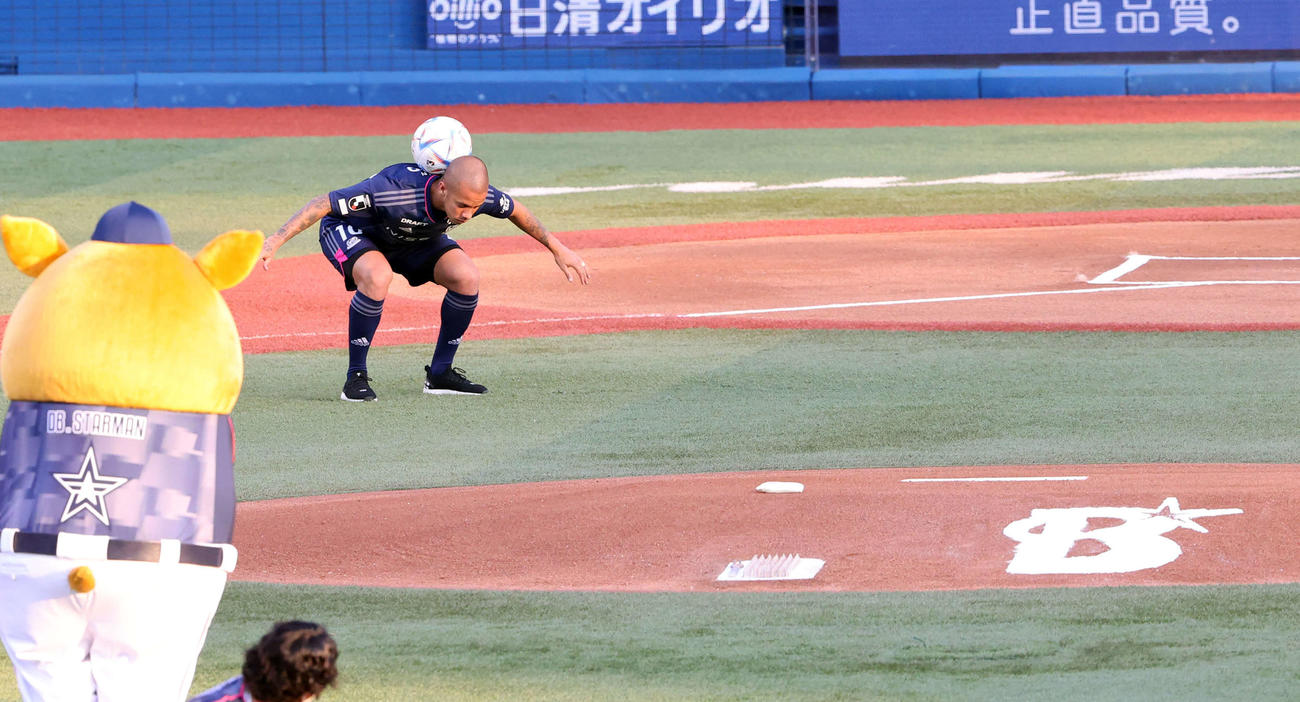DeNA対阪神　試合前のセレモニアルピッチングに、リフティングしながら登場したJ1横浜マルコス・ジュニオール（撮影・浅見桂子）