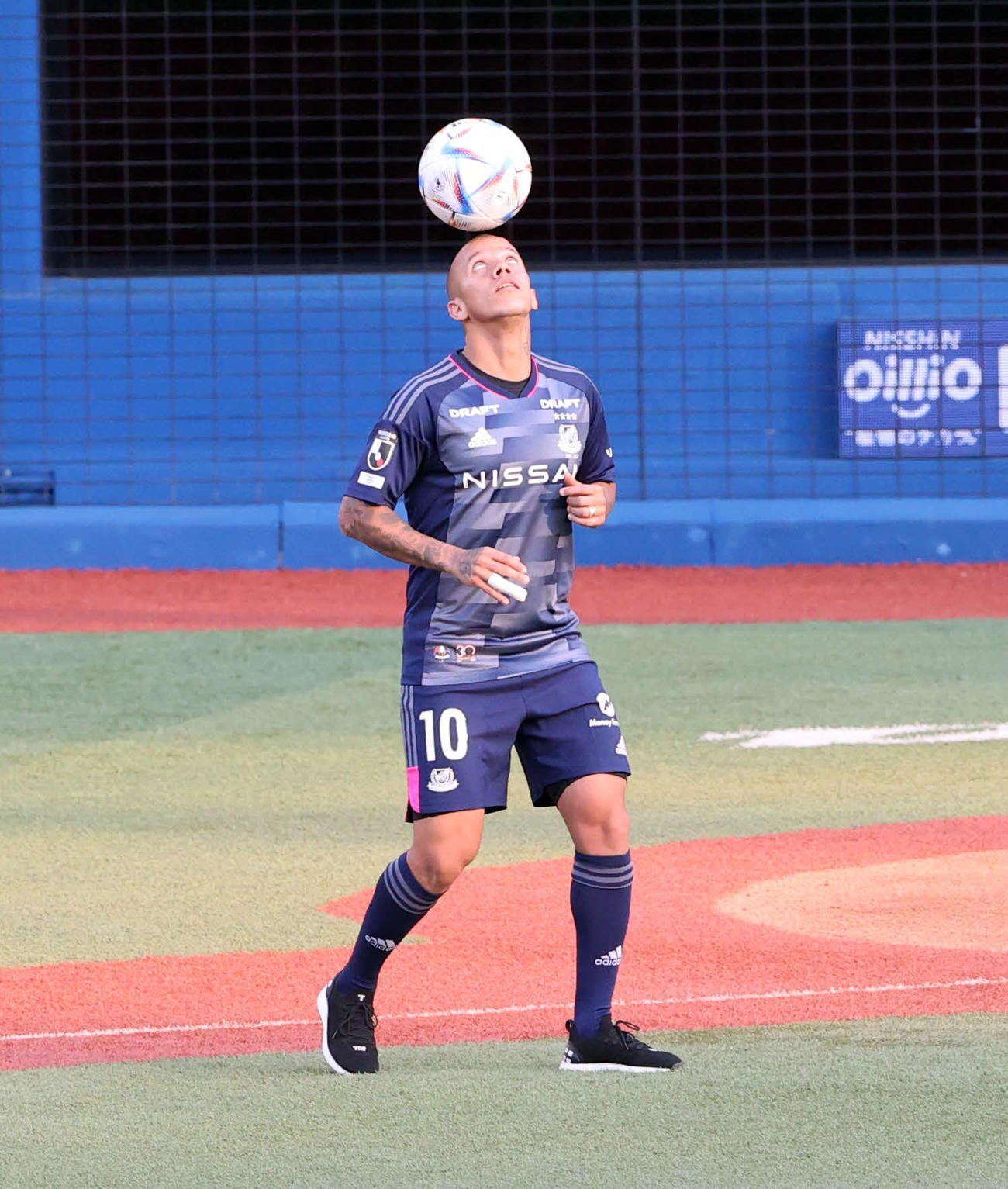 DeNA対阪神　試合前のセレモニアルピッチングに、リフティングしながら登場したJ1横浜マルコス・ジュニオール（撮影・浅見桂子）