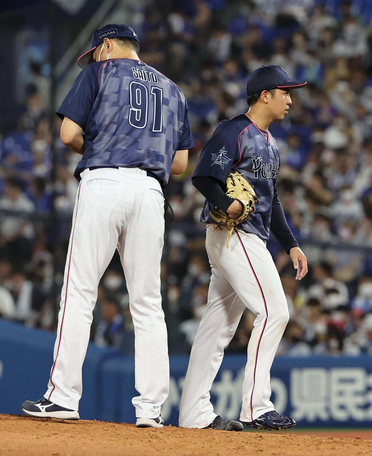 DeNA対阪神　東（右）は6回途中3失点で降板する（撮影・上田博志）