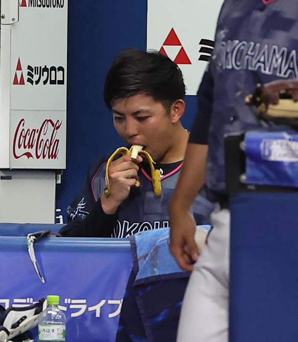 DeNA対阪神　6回途中3失点で降板した東はベンチでバナナを食べる（撮影・上田博志）