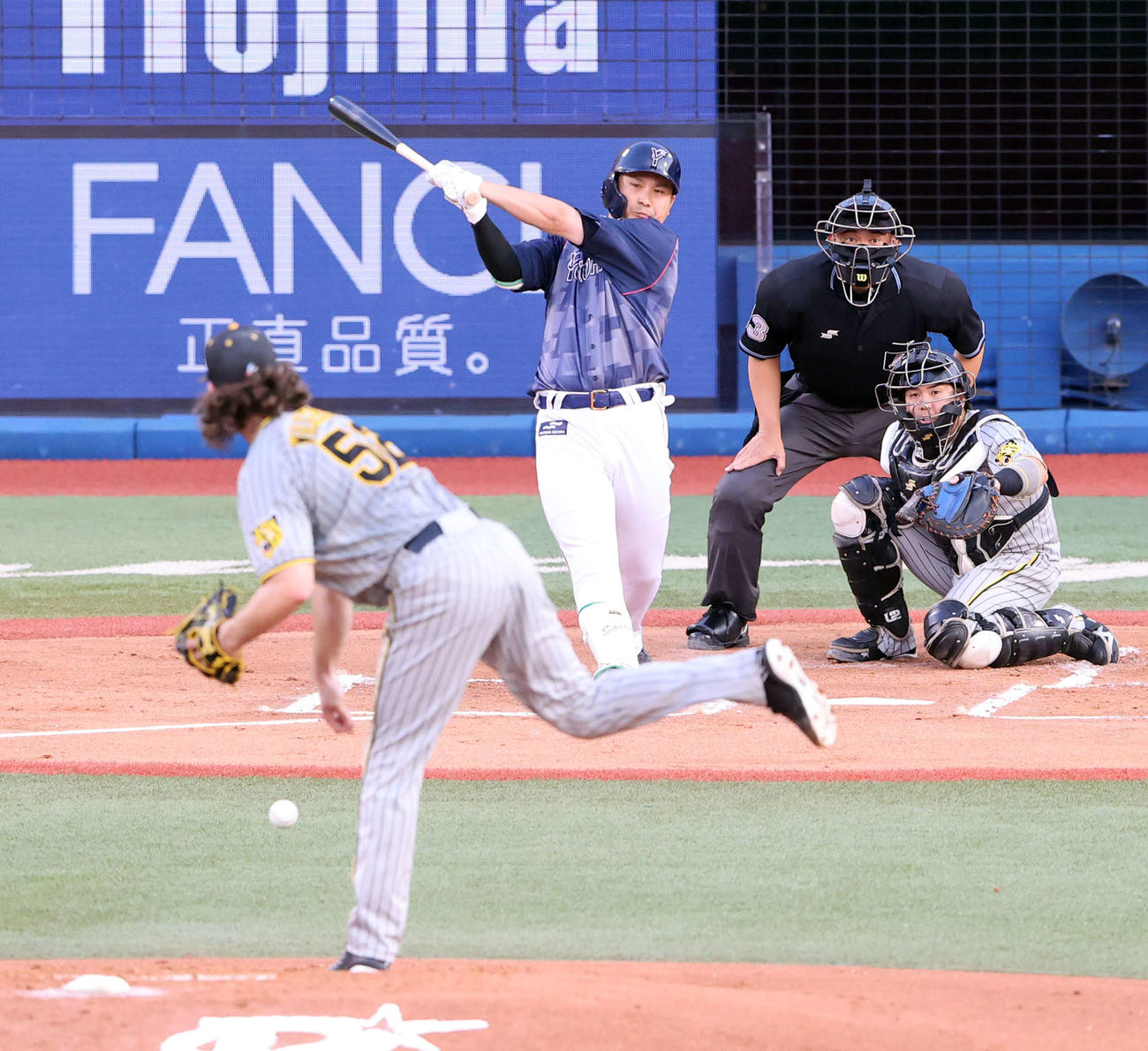 DeNA対阪神　1回裏DeNA無死一、二塁塁、佐野は中前先制適時打を放つ。投手ウィルカーソン（撮影・浅見桂子）