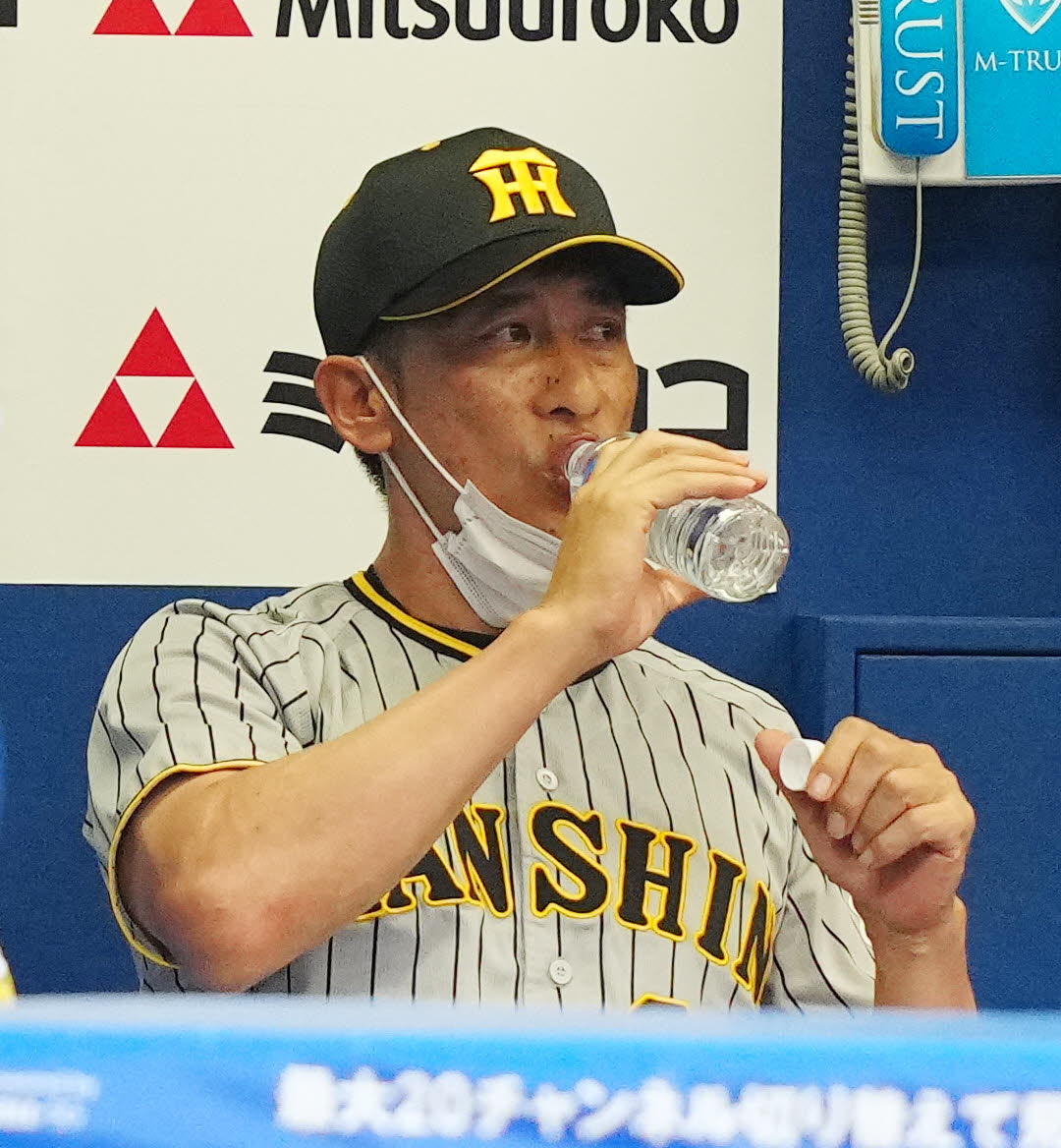 DeNA対阪神　1回裏終了後、ベンチで水を飲む阪神矢野監督（撮影・江口和貴）