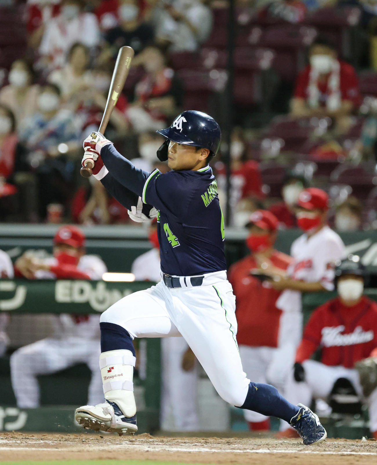 広島対ヤクルト　12回表ヤクルト1死一、二塁、丸山和は2点適時二塁打を放つ（撮影・加藤孝規）