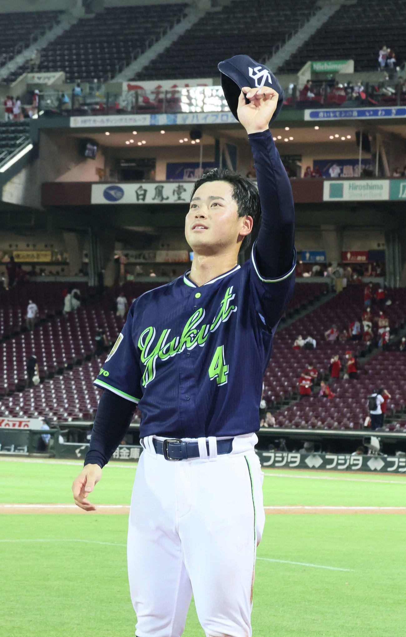 広島対ヤクルト　勝ち越し打の丸山和はファンの声援に応える（撮影・加藤孝規）