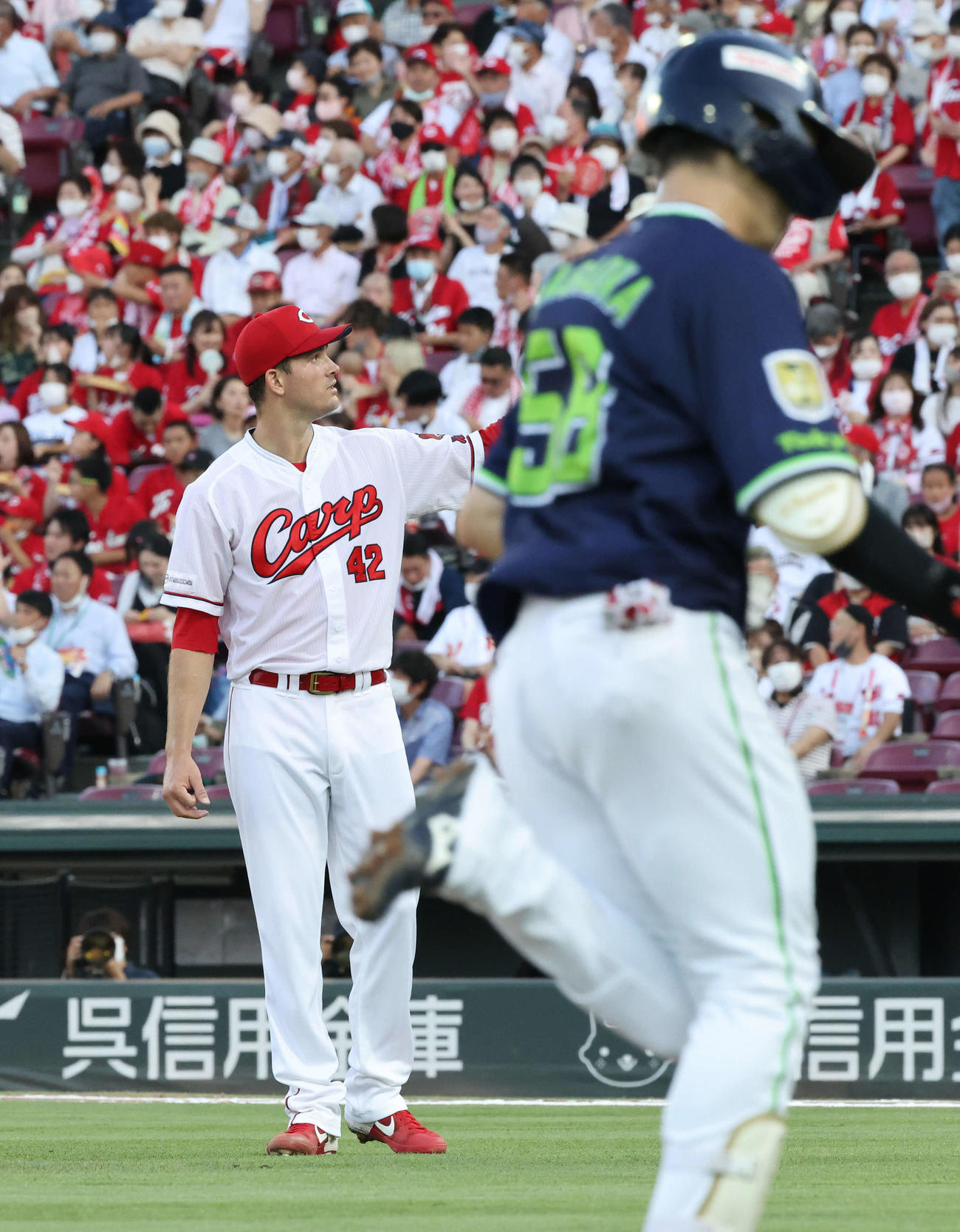 広島対ヤクルト　2回表ヤクルト無死、長岡に先制右越え本塁打を浴びたアンダーソン（撮影・加藤孝規）