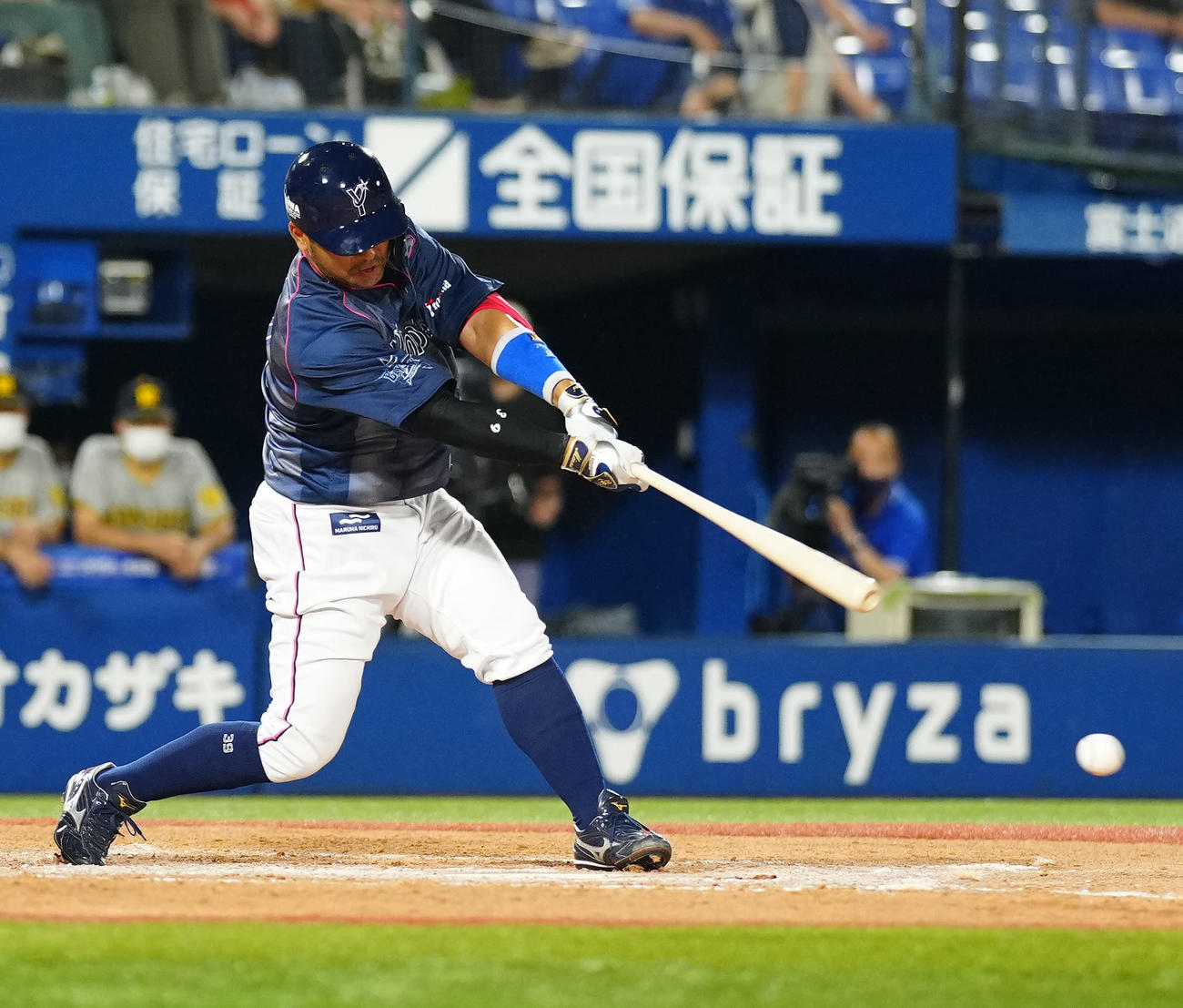 DeNA対阪神　9回裏DeNA2死一、二塁、右前にサヨナラ適時打を放つ嶺井（撮影・江口和貴）
