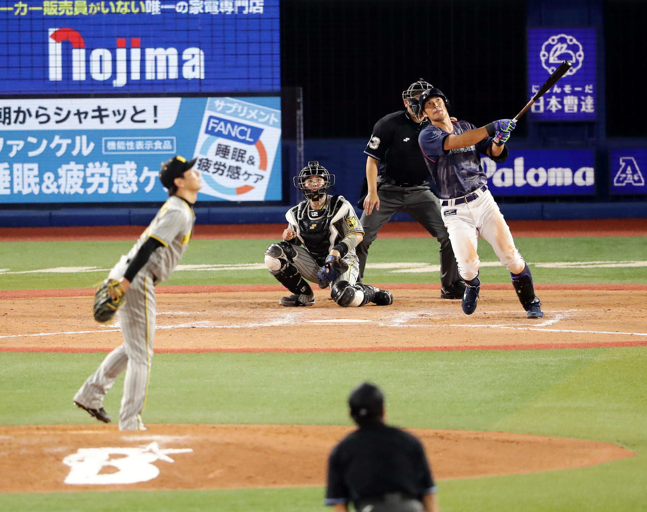 DeNA対阪神　9回裏DeNA無死一塁、大田は左越え同点適時二塁打を放つ。投手岩崎（撮影・浅見桂子）