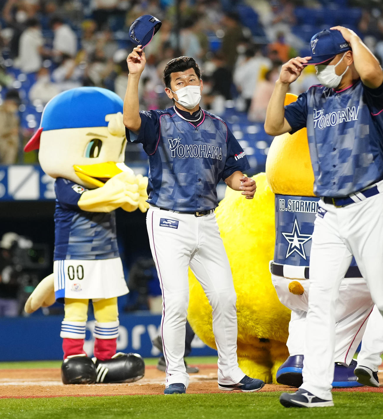 DeNA対阪神　試合後、ファンにあいさつするDeNA三浦監督（撮影・江口和貴）