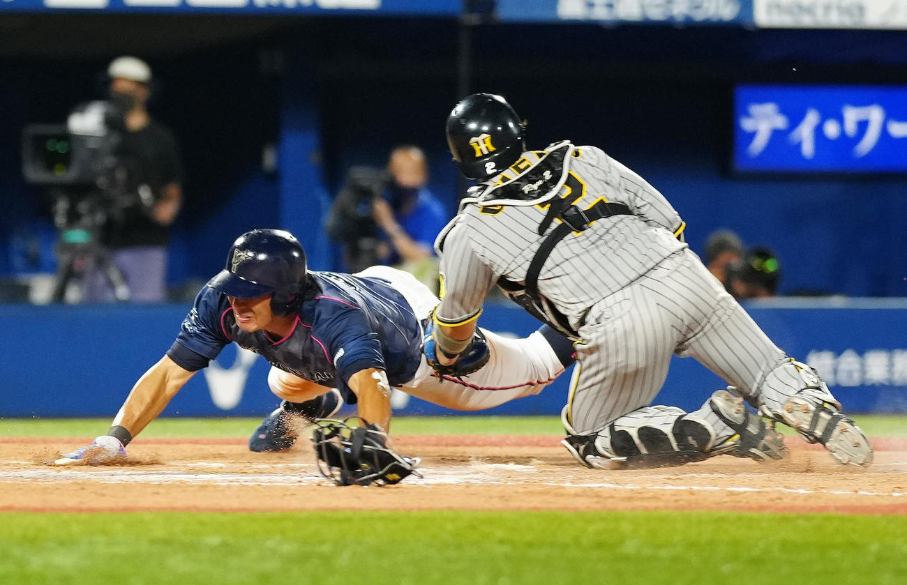 DeNA対阪神　9回裏DeNA2死一、二塁、嶺井の適時打でサヨナラの生還をはたす大田。捕手梅野（撮影・江口和貴）