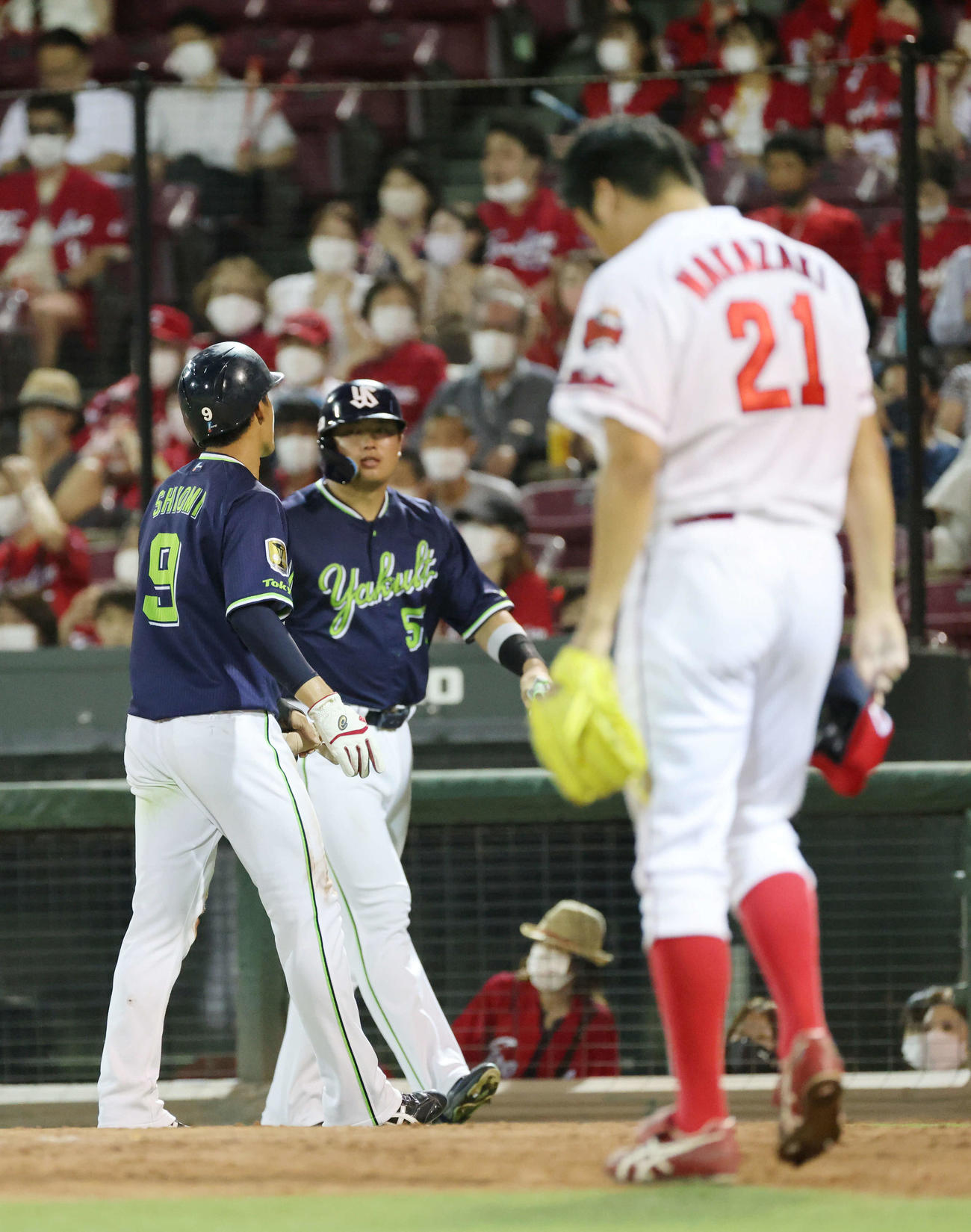 広島対ヤクルト　12回表ヤクルト1死一、二塁、丸山和の2点適時二塁打で生還した村上と塩見。右は打たれた中崎（撮影・加藤孝規）