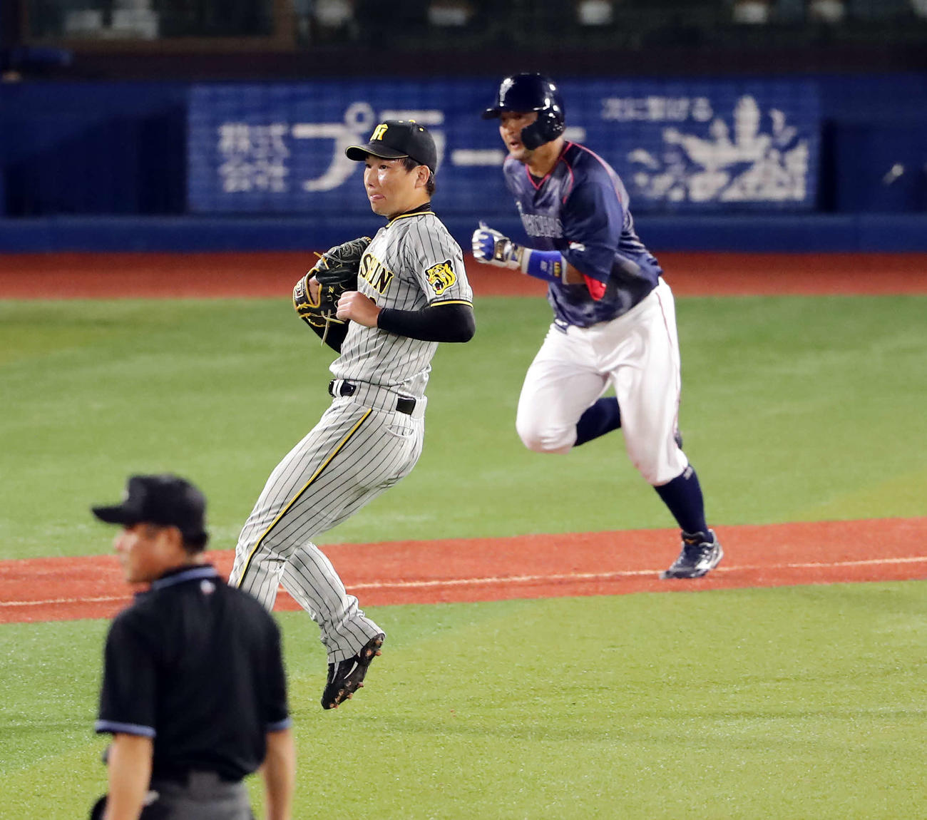 DeNA対阪神　9回裏DeNA2死一、二塁、嶺井に右前サヨナラ適時打を許した岩崎（撮影・浅見桂子）