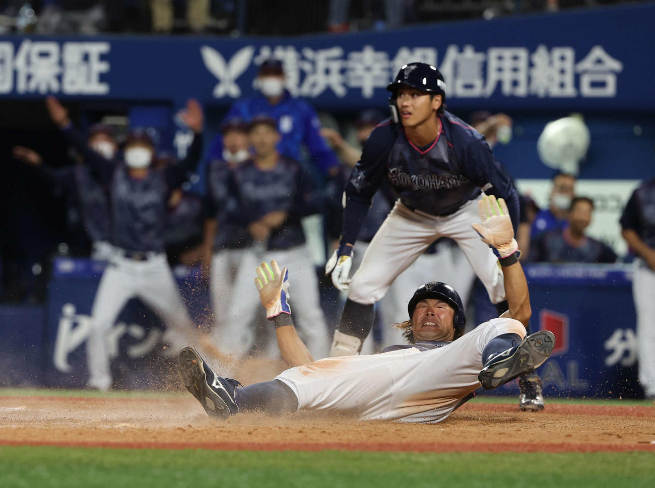 DeNA対阪神　9回裏DeNA2死一、二塁、嶺井の適時打でサヨナラの生還をする大田（撮影・上田博志）
