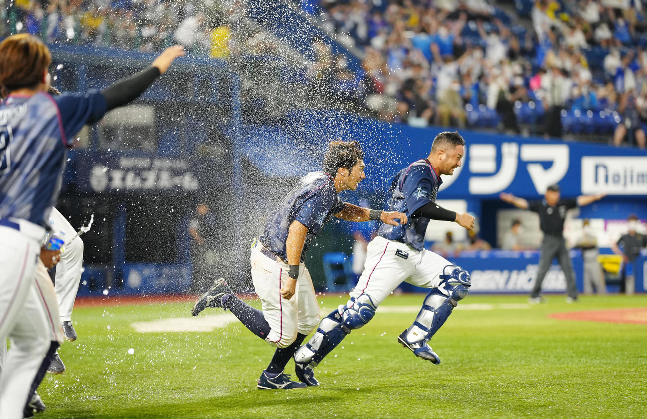 DeNA対阪神　サヨナラ勝ちし歓喜するDeNA嶺井（右）と大田（撮影・江口和貴）