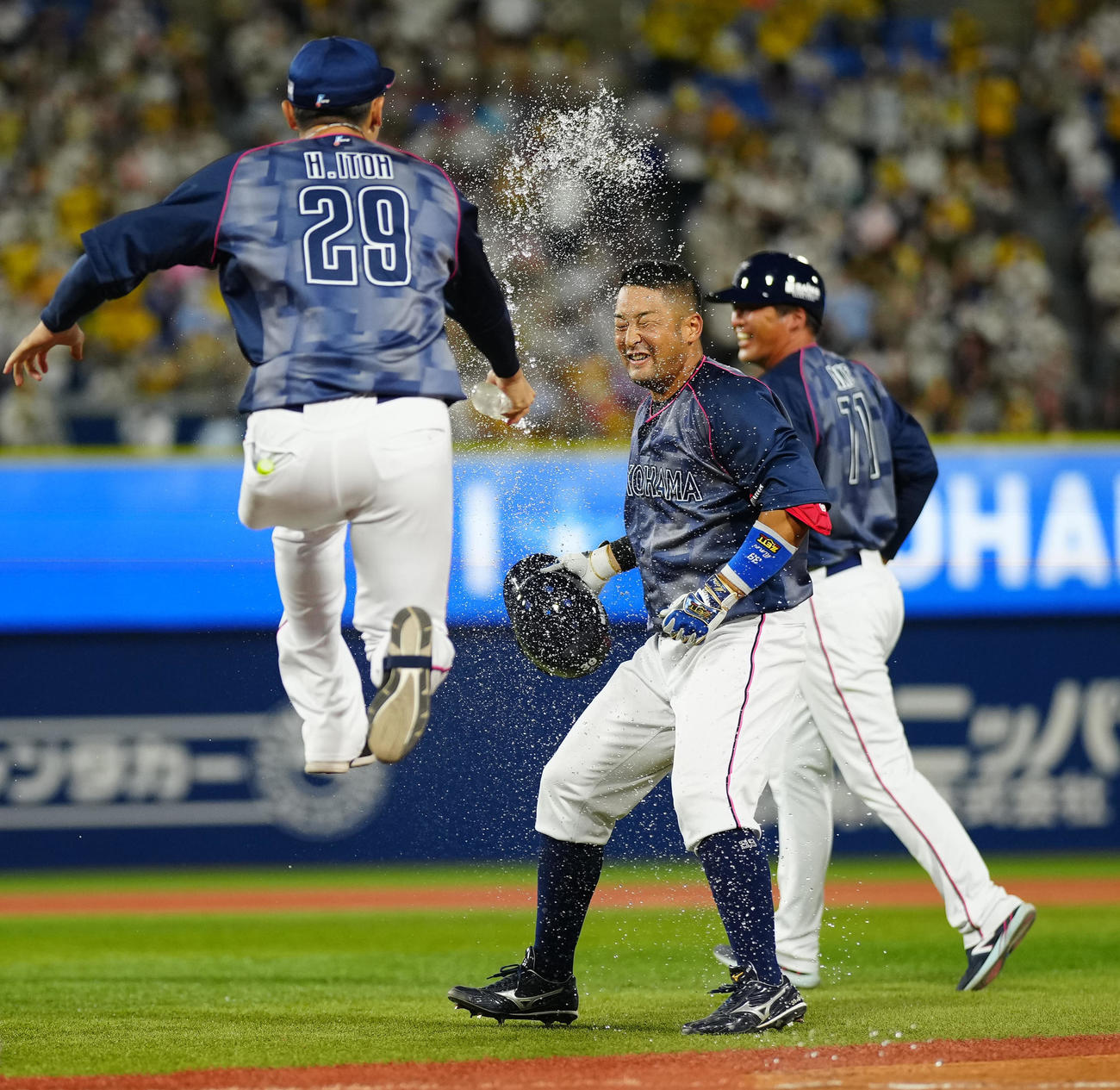 DeNA対阪神　9回裏DeNA2死一、二塁、サヨナラ適時打を放ち祝福される嶺井（中央）（撮影・江口和貴）