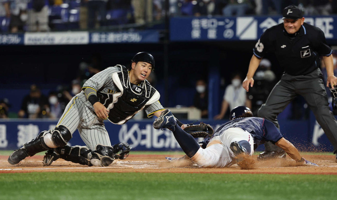 DeNA対阪神　9回裏DeNA2死一、二塁、梅野（左）は嶺井博希の適時打で生還を狙う大田にタッチできずサヨナラを許す（撮影・上田博志）