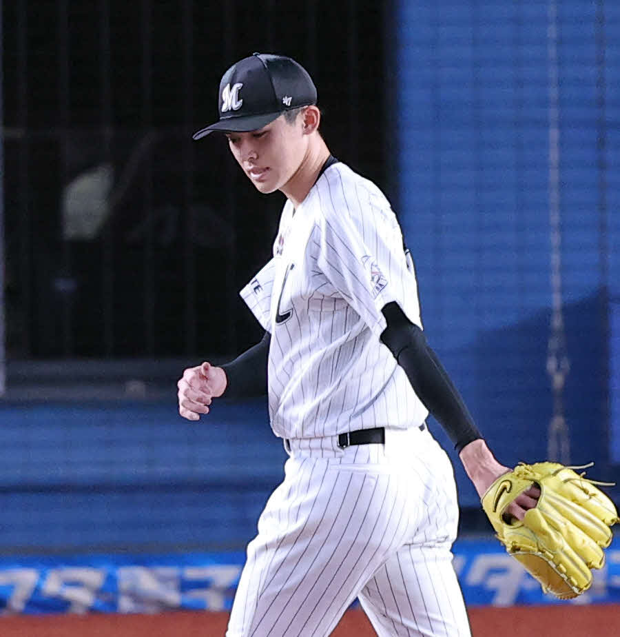 ロッテ対楽天　4回表楽天2死一、三塁、辰己を右飛に仕留めた佐々木朗の右手親指に血豆のようなものが見えた（撮影・浅見桂子）