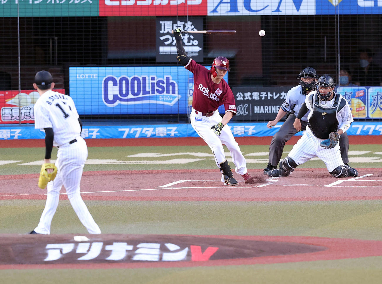 ロッテ対楽天　1回表楽天無死、西川は空振り三振も振り逃げで出塁。投手佐々木朗（撮影・浅見桂子）