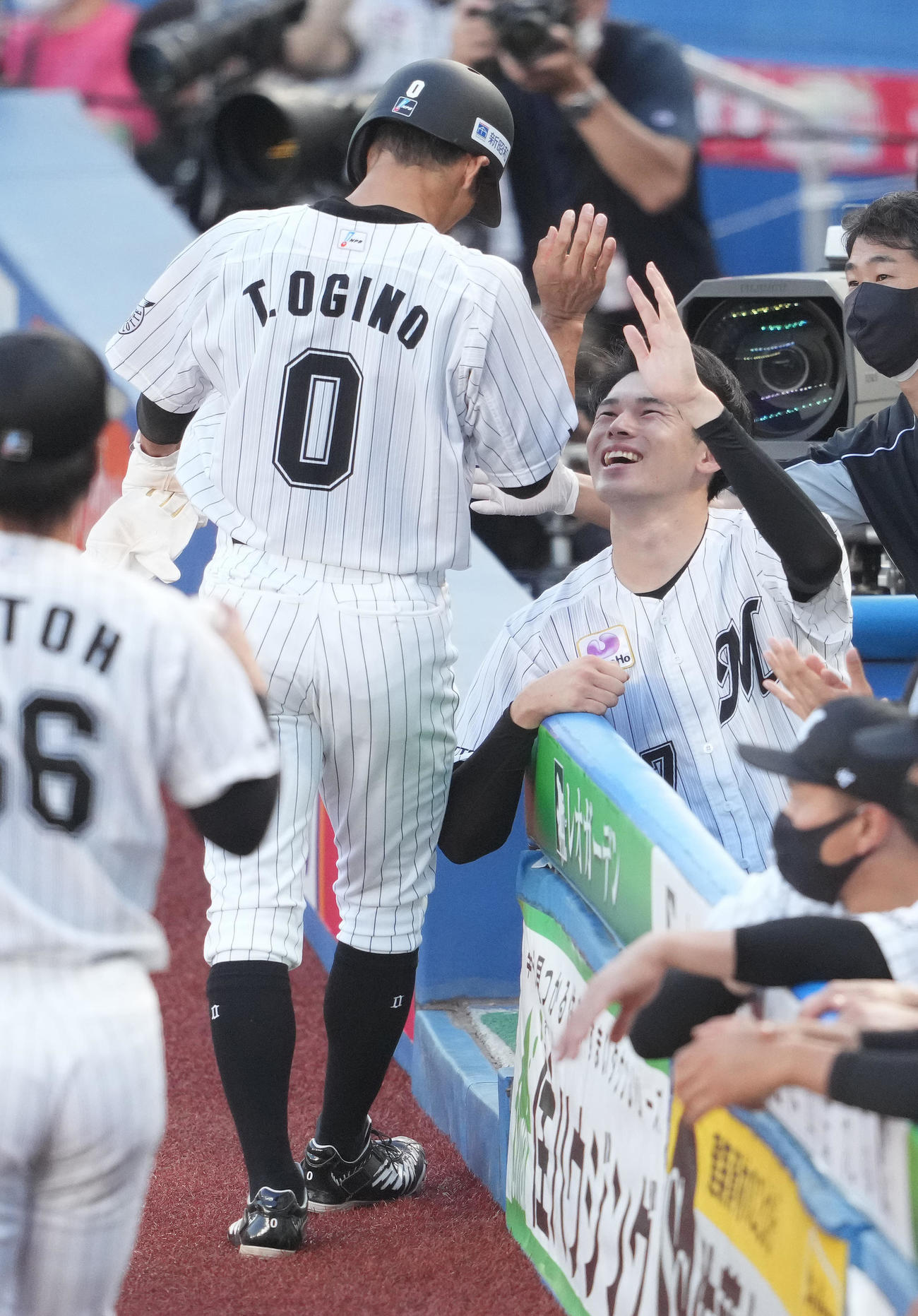 ロッテ対楽天　1回裏ロッテ1死三塁、中村奨の先制適時打で生還した荻野（左）を笑顔で迎える佐々木朗（撮影・鈴木みどり）