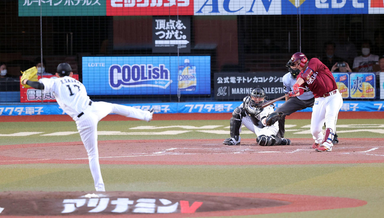 ロッテ対楽天　2回表楽天2死二、三塁、炭谷は空振り三振。投手佐々木朗（撮影・浅見桂子）