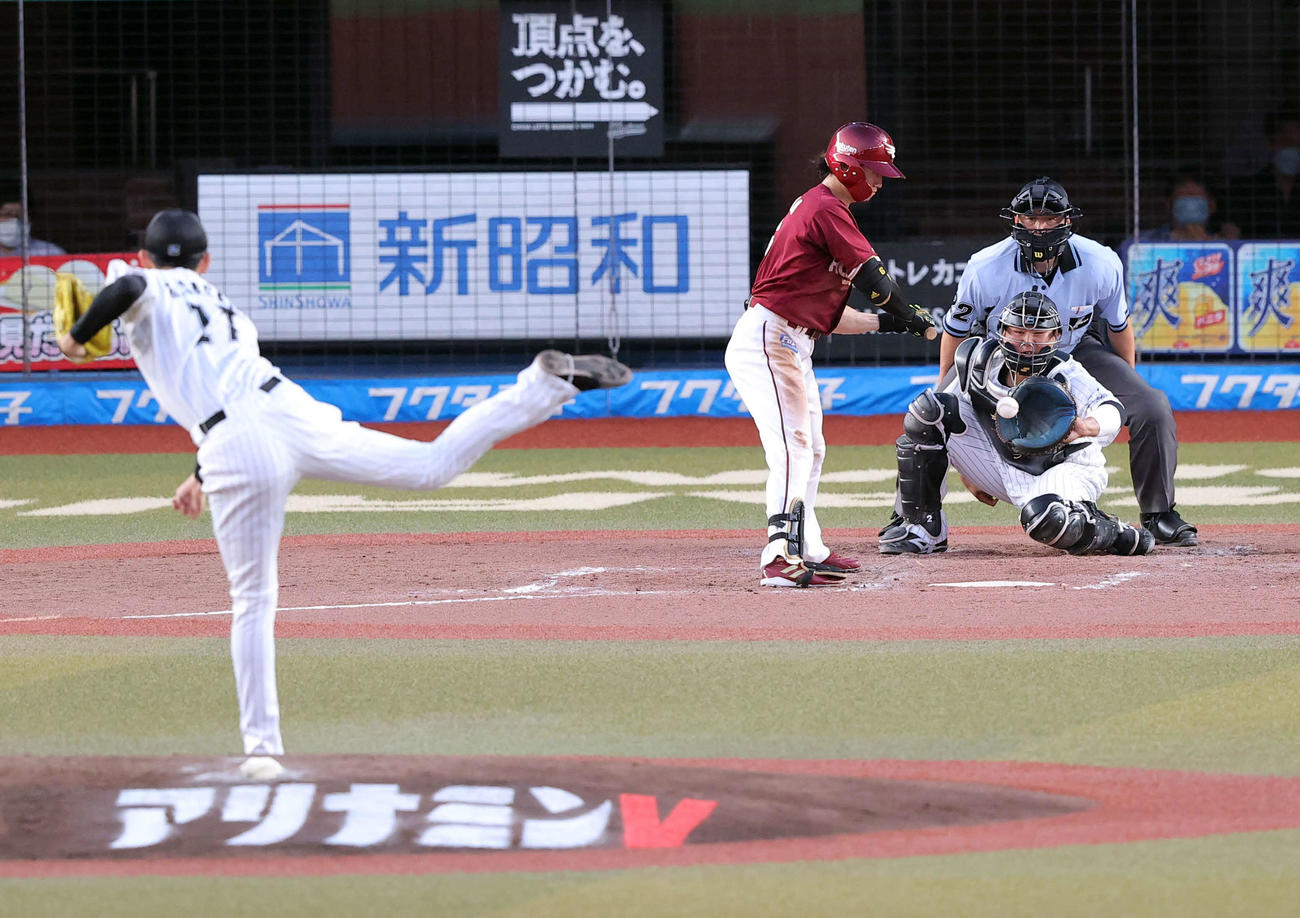 ロッテ対楽天　3回表楽天無死、西川は見逃し三振。投手佐々木朗（撮影・浅見桂子）