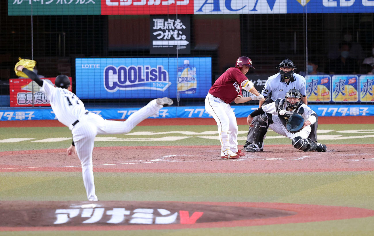ロッテ対楽天　3回表楽天1死、小深田は見逃し三振。投手佐々木朗（撮影・浅見桂子）