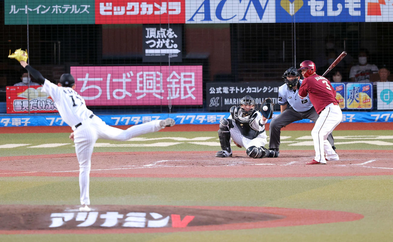 ロッテ対楽天　3回表楽天2死、浅村は見逃し三振。投手佐々木朗（撮影・浅見桂子）