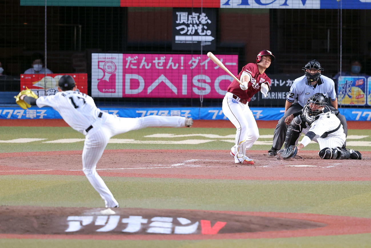 ロッテ対楽天　4回表楽天1死、銀次は空振り三振。投手佐々木朗（撮影・浅見桂子）