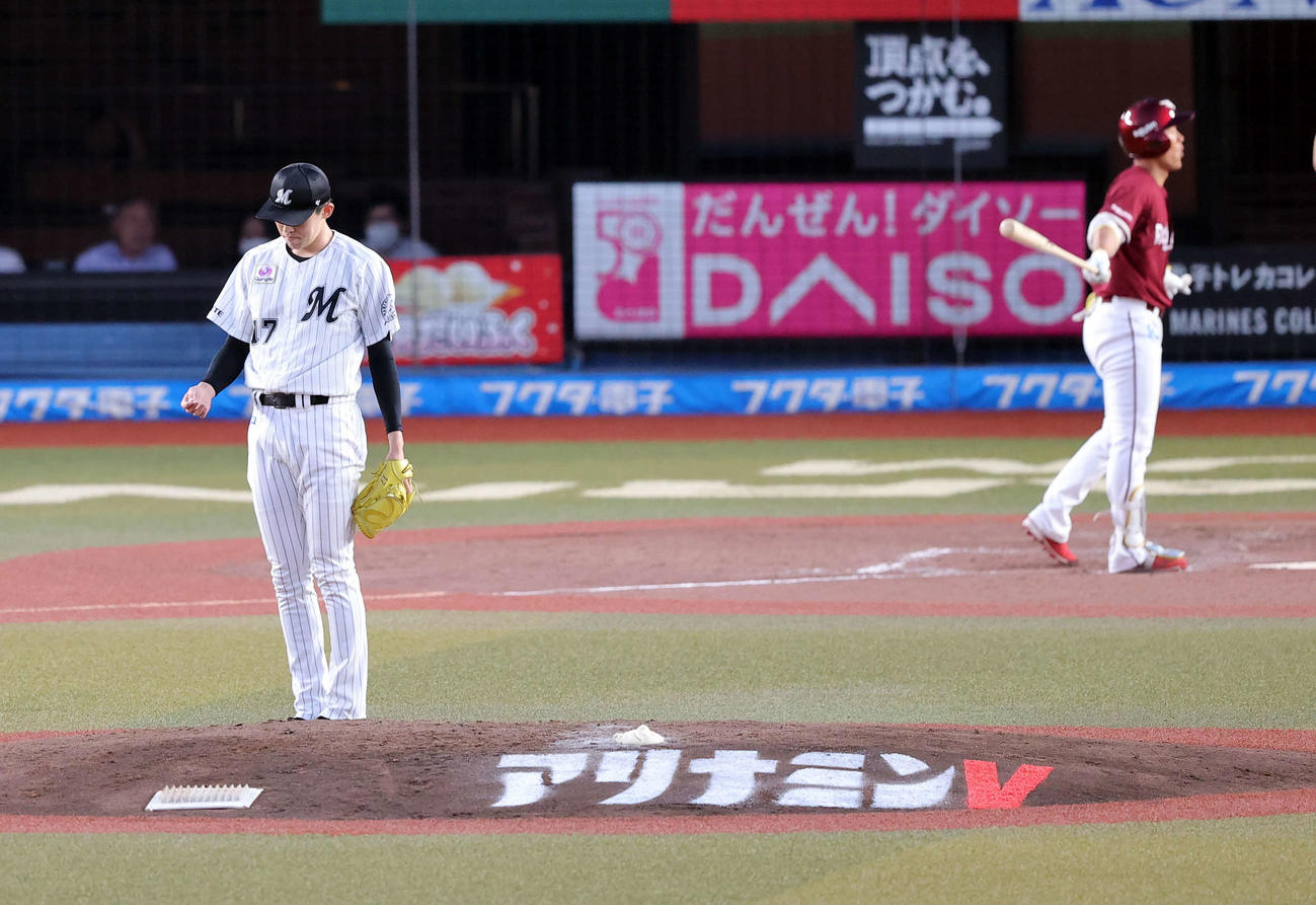 ロッテ対楽天　4回表楽天1死、銀次を空振り三振に仕留めた佐々木朗は、指先を気にする（撮影・浅見桂子）