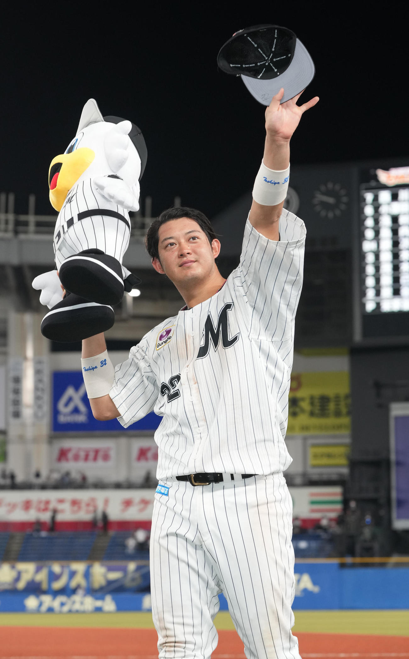 ロッテ対楽天　楽天に勝利し、ファンの声援に応えるロッテ佐藤都（撮影・鈴木みどり）