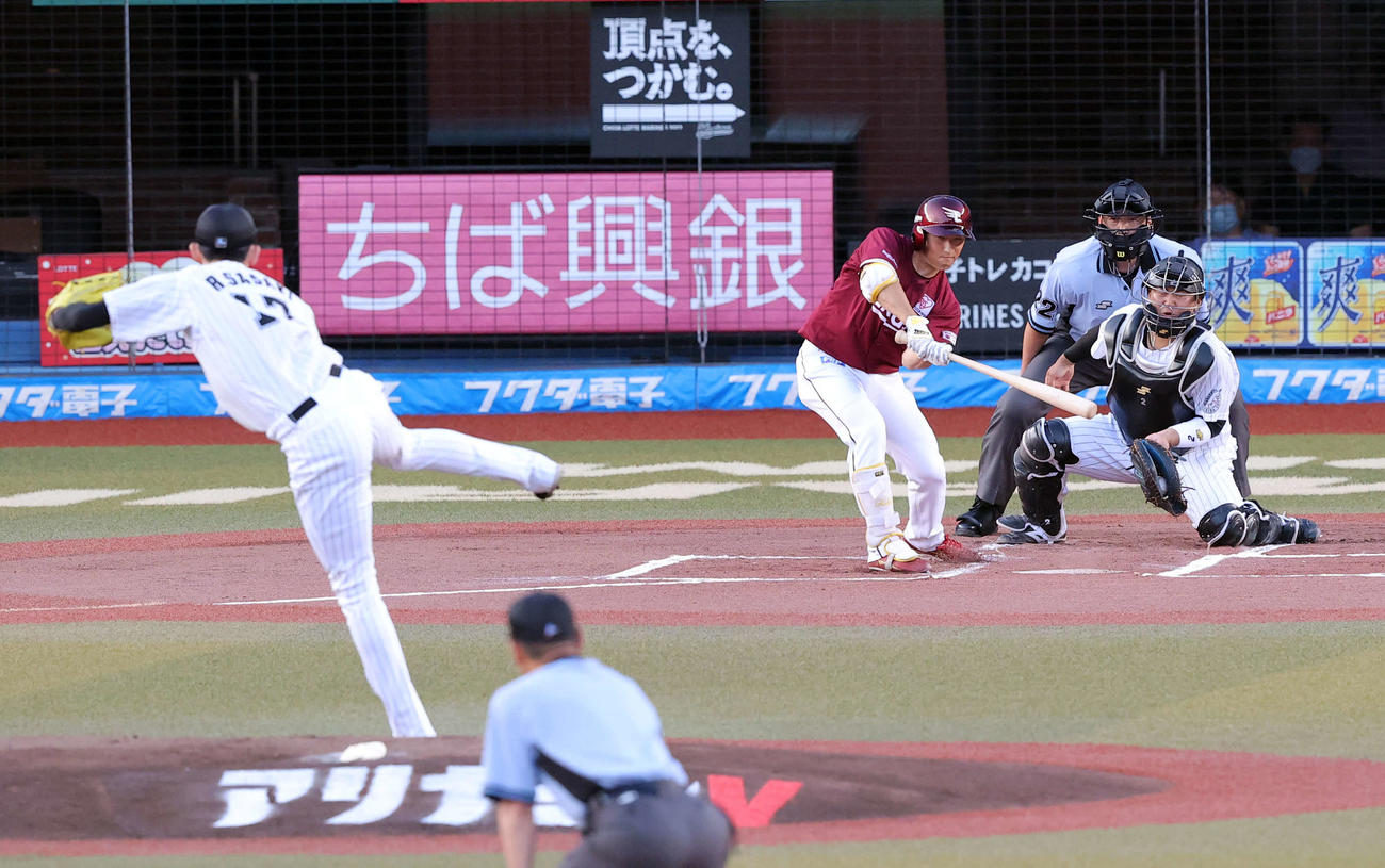 ロッテ対楽天　1回表楽天無死一塁、小深田は空振り三振。投手佐々木朗（撮影・浅見桂子）