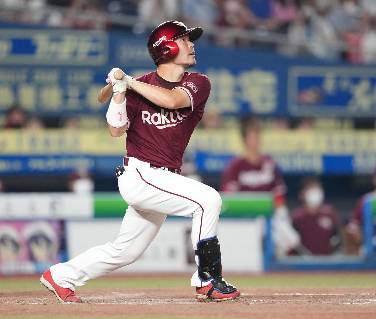 ロッテ対楽天　5回表楽天2死一、二塁、右中間に3点本塁打を放つ島内（撮影・鈴木みどり）